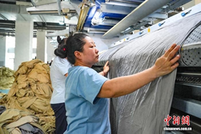 陕西西安：暑运“净”行时 洗涤车间里的幕后坚守_陕西西安：暑运“净”行时 洗涤车间里的幕后坚守_